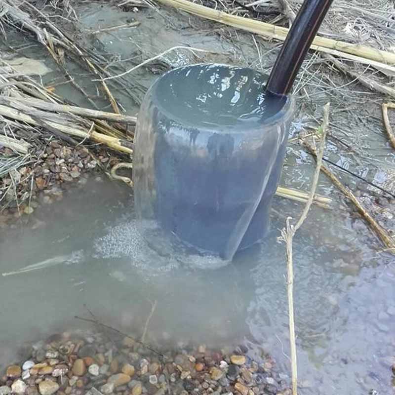 Pozo saliendo agua